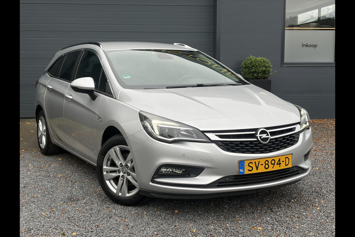 Opel Astra Sports Tourer 1.4 Online Edition ✓2e Eigenaar✓Trekhaak✓Carplay✓Navi✓Recent beurt gehad✓150pk✓Dealer Onderhouden✓6 Bak✓Pdc V+A✓Lm velgen✓Clima✓Cruise✓N.A.P✓Apk tot 06-2027