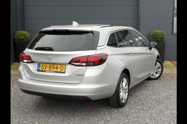 Opel Astra Sports Tourer 1.4 Online Edition ✓2e Eigenaar✓Trekhaak✓Carplay✓Navi✓Recent beurt gehad✓150pk✓Dealer Onderhouden✓6 Bak✓Pdc V+A✓Lm velgen✓Clima✓Cruise✓N.A.P✓Apk tot 06-2027