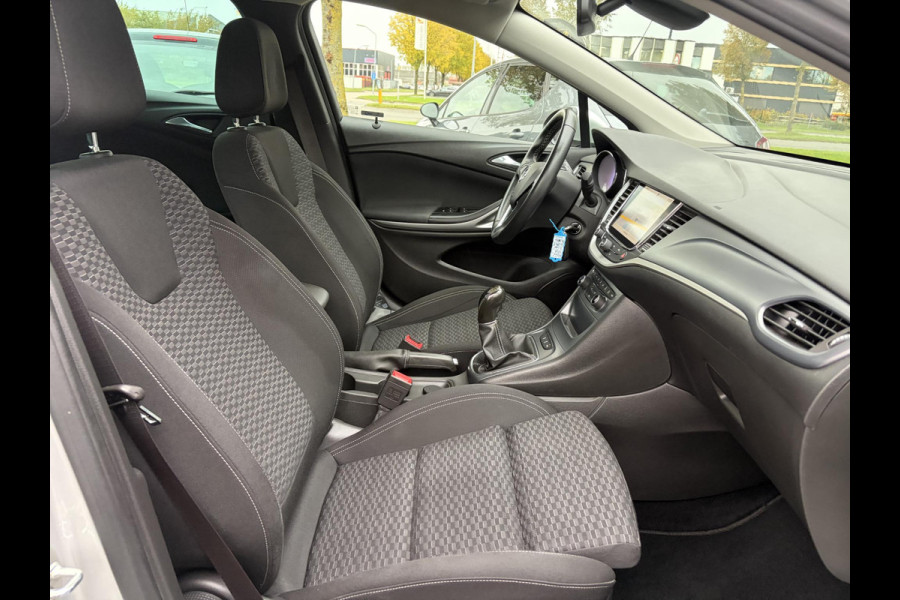 Opel Astra Sports Tourer 1.4 Online Edition ✓2e Eigenaar✓Trekhaak✓Carplay✓Navi✓Recent beurt gehad✓150pk✓Dealer Onderhouden✓6 Bak✓Pdc V+A✓Lm velgen✓Clima✓Cruise✓N.A.P✓Apk tot 06-2027