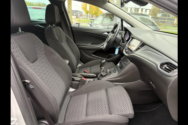 Opel Astra Sports Tourer 1.4 Online Edition ✓2e Eigenaar✓Trekhaak✓Carplay✓Navi✓Recent beurt gehad✓150pk✓Dealer Onderhouden✓6 Bak✓Pdc V+A✓Lm velgen✓Clima✓Cruise✓N.A.P✓Apk tot 06-2027