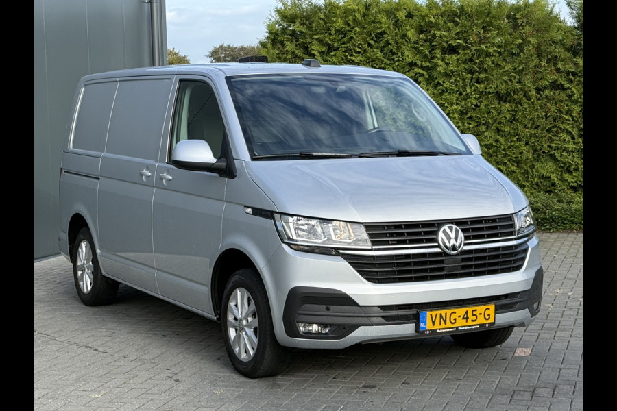 Volkswagen Transporter 2.0 TDI 150 PK HIGHLINE / DSG AUTOMAAT / L1H1 / SORTIMO INRICHTING / TREKHAAK / CAMERA / ADAPTIVE CRUISE / ACHTERKLEP