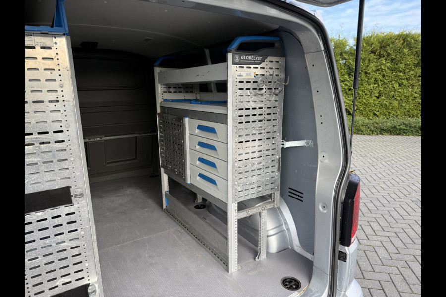 Volkswagen Transporter 2.0 TDI 150 PK HIGHLINE / DSG AUTOMAAT / L1H1 / SORTIMO INRICHTING / TREKHAAK / CAMERA / ADAPTIVE CRUISE / ACHTERKLEP
