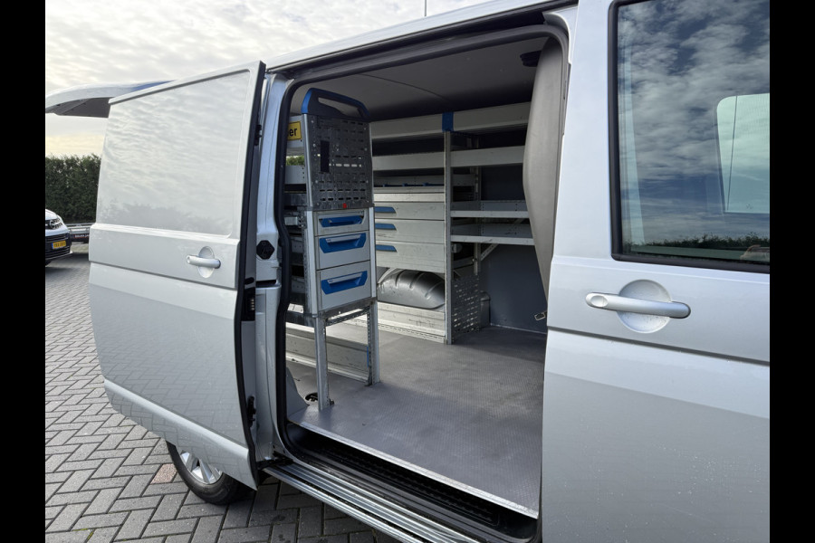 Volkswagen Transporter 2.0 TDI 150 PK HIGHLINE / DSG AUTOMAAT / L1H1 / SORTIMO INRICHTING / TREKHAAK / CAMERA / ADAPTIVE CRUISE / ACHTERKLEP