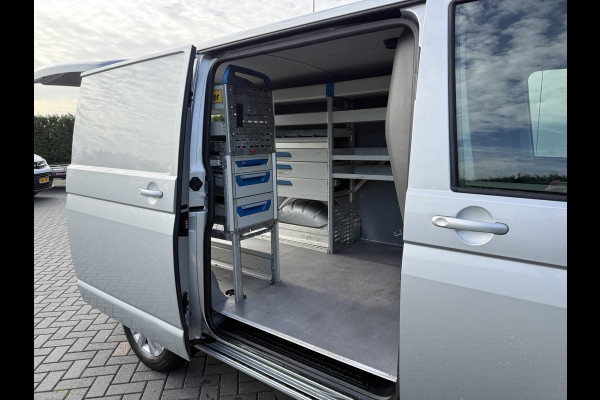 Volkswagen Transporter 2.0 TDI 150 PK HIGHLINE / DSG AUTOMAAT / L1H1 / SORTIMO INRICHTING / TREKHAAK / CAMERA / ADAPTIVE CRUISE / ACHTERKLEP