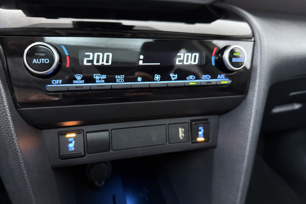 Toyota Yaris Cross 1.5 Hybrid Launch Edition (PANORAMADAK, TREKHAAK, CAMERA, STOELVERWARMING)