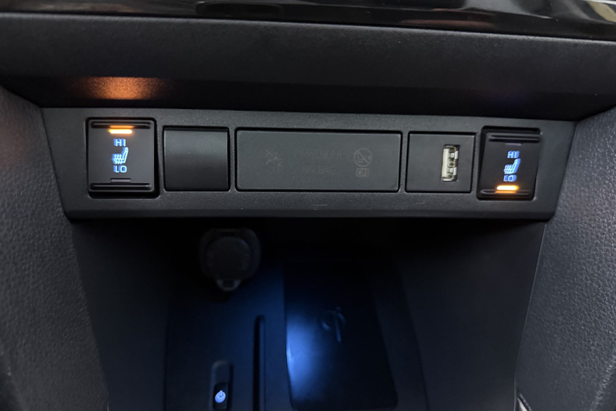 Toyota Yaris Cross 1.5 Hybrid Launch Edition (PANORAMADAK, TREKHAAK, CAMERA, STOELVERWARMING)