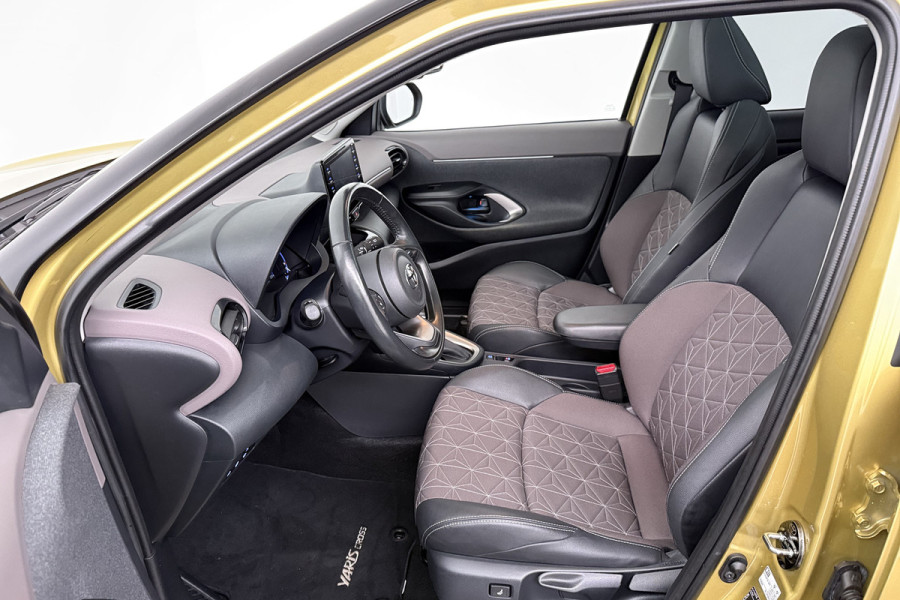 Toyota Yaris Cross 1.5 Hybrid Launch Edition (PANORAMADAK, TREKHAAK, CAMERA, STOELVERWARMING)