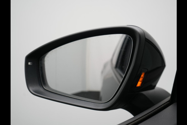 Volkswagen ID.4 Pro 77 kWh 204pk Dealer O.H | Trekhaak Af Fabriek | Adaptive Cruise | 360 Camera | Sportstoelen & Stuur Verwarmd | Sfeerverlichting | Apple Carplay | Blis | IQ Light | Virtual | Navigatie | DAB | 19"L.M |