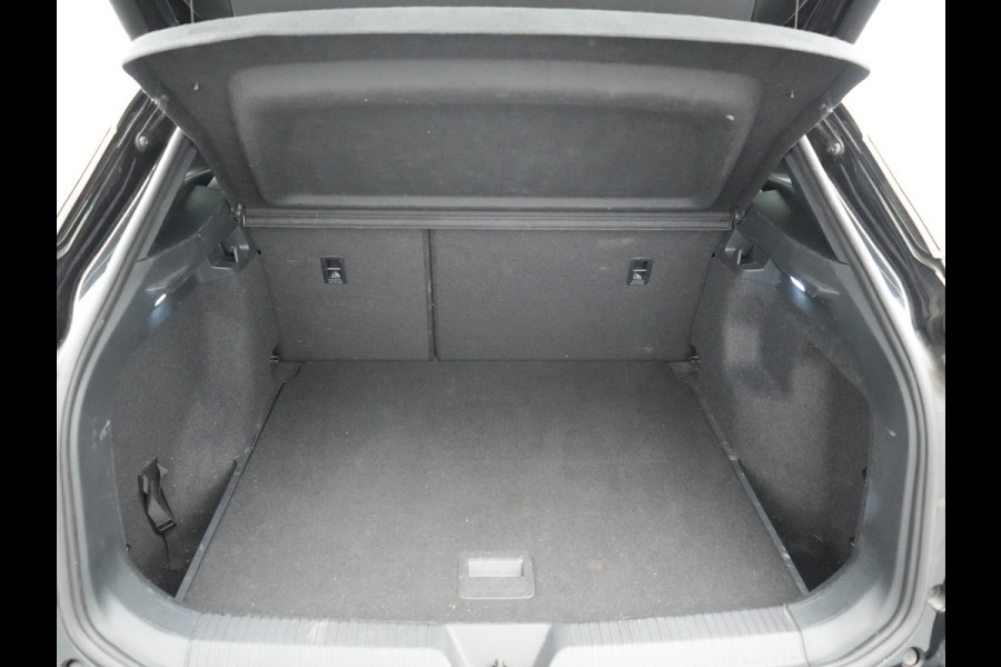 Volkswagen ID.4 Pro 77 kWh 204pk Dealer O.H | Trekhaak Af Fabriek | Adaptive Cruise | 360 Camera | Sportstoelen & Stuur Verwarmd | Sfeerverlichting | Apple Carplay | Blis | IQ Light | Virtual | Navigatie | DAB | 19"L.M |