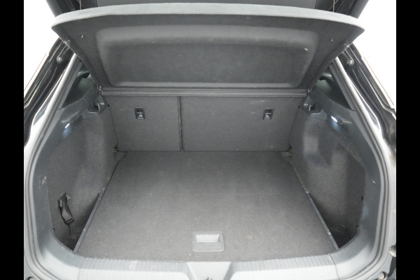 Volkswagen ID.4 Pro 77 kWh 204pk Dealer O.H | Trekhaak Af Fabriek | Adaptive Cruise | 360 Camera | Sportstoelen & Stuur Verwarmd | Sfeerverlichting | Apple Carplay | Blis | IQ Light | Virtual | Navigatie | DAB | 19"L.M |