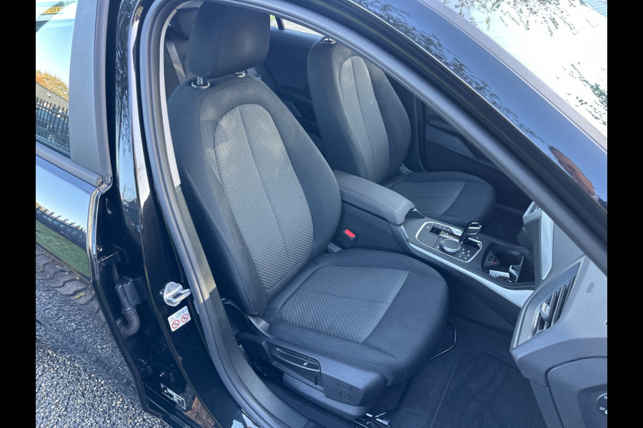 BMW 1-serie 118i Business Edit Automaat Clima Navi 33.094 KM NL-Auto