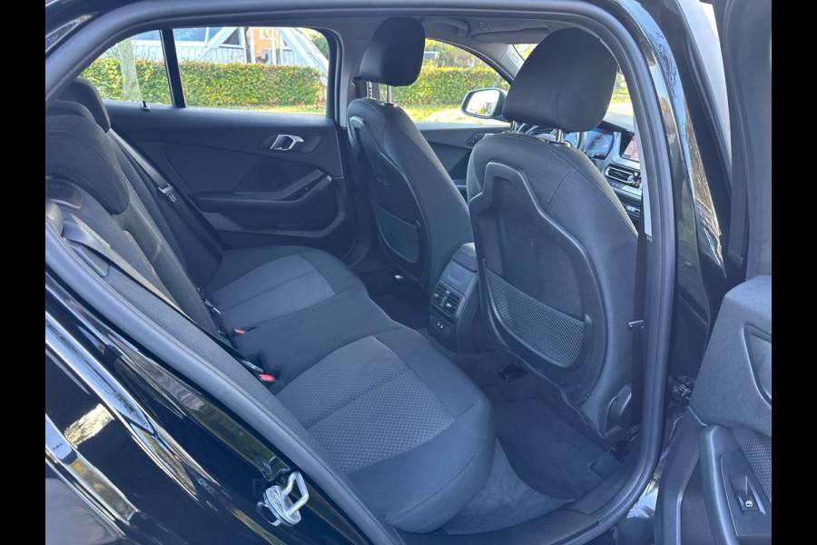 BMW 1-serie 118i Business Edit Automaat Clima Navi 33.094 KM NL-Auto