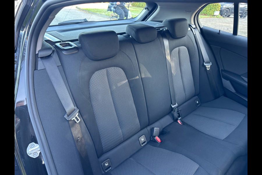 BMW 1-serie 118i Business Edit Automaat Clima Navi 33.094 KM NL-Auto
