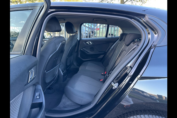 BMW 1-serie 118i Business Edit Automaat Clima Navi 33.094 KM NL-Auto