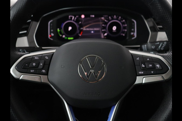 Volkswagen Passat Variant 1.4 TSI PHEV GTE Business | SOH 93,1% | Adaptive cruise | Stoelverwarming | Navigatie | Camera | Park assist | Carplay | 3 zone klimaat | Elektrische kofferbak