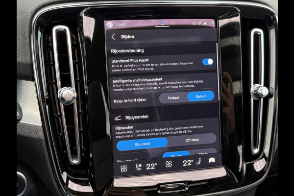Volvo XC40 2.0 B4 Plus Black Edition | Pano | Memory | Pilot Assist | H/K Audio | 20 inch