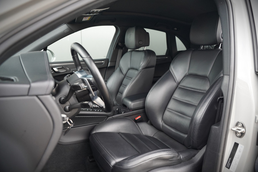 Porsche Macan 2.0 | Krijt Grijs | Panoramadak | Sportchrono | Memory Seats | Elektrische Stoelen 18 Weg Verstelbaar | Apple Carplay | PDLS LED | Luchtvering | Camera | Leer | Navigatie | Dodehoekdetectie | Cru