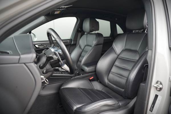Porsche Macan 2.0 | Krijt Grijs | Panoramadak | Sportchrono | Memory Seats | Elektrische Stoelen 18 Weg Verstelbaar | Apple Carplay | PDLS LED | Luchtvering | Camera | Leer | Navigatie | Dodehoekdetectie | Cru