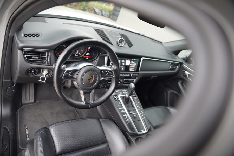 Porsche Macan 2.0 | Krijt Grijs | Panoramadak | Sportchrono | Memory Seats | Elektrische Stoelen 18 Weg Verstelbaar | Apple Carplay | PDLS LED | Luchtvering | Camera | Leer | Navigatie | Dodehoekdetectie | Cru