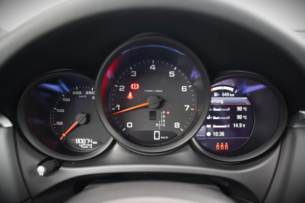 Porsche Macan 2.0 | Krijt Grijs | Panoramadak | Sportchrono | Memory Seats | Elektrische Stoelen 18 Weg Verstelbaar | Apple Carplay | PDLS LED | Luchtvering | Camera | Leer | Navigatie | Dodehoekdetectie | Cru
