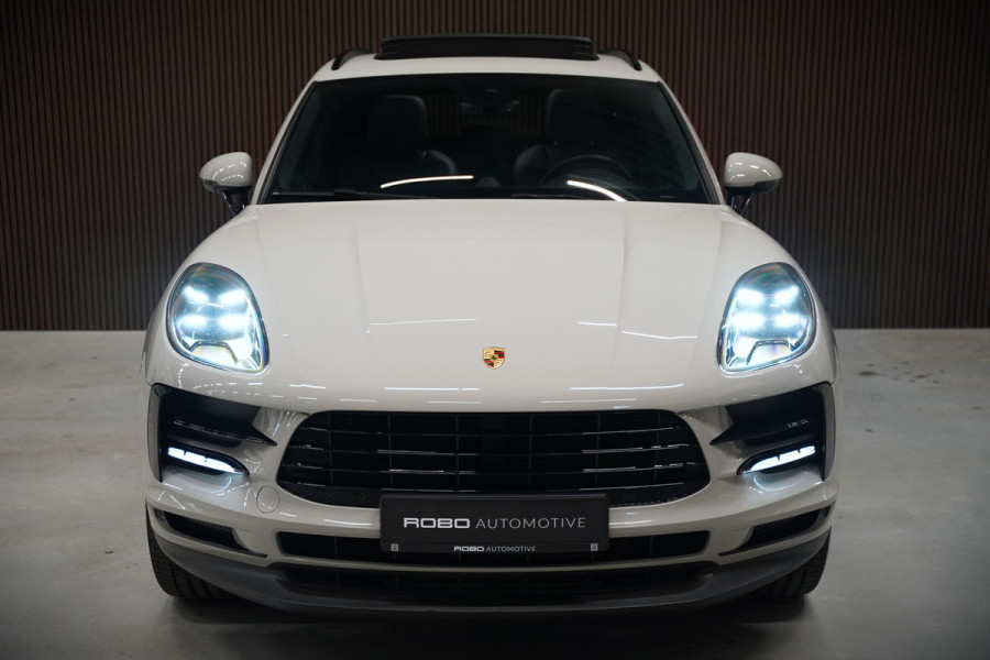 Porsche Macan 2.0 | Krijt Grijs | Panoramadak | Sportchrono | Memory Seats | Elektrische Stoelen 18 Weg Verstelbaar | Apple Carplay | PDLS LED | Luchtvering | Camera | Leer | Navigatie | Dodehoekdetectie | Cru