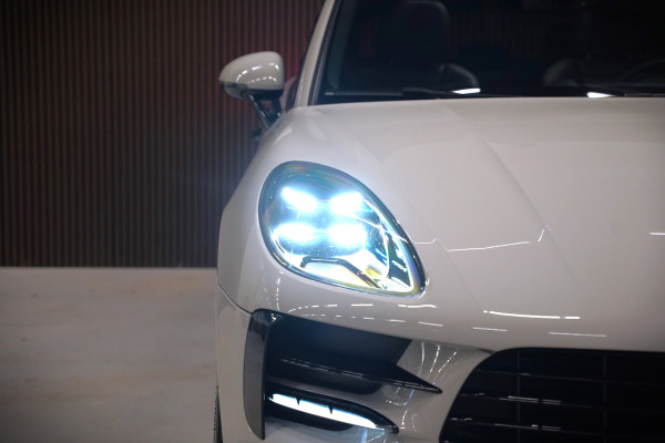 Porsche Macan 2.0 | Krijt Grijs | Panoramadak | Sportchrono | Memory Seats | Elektrische Stoelen 18 Weg Verstelbaar | Apple Carplay | PDLS LED | Luchtvering | Camera | Leer | Navigatie | Dodehoekdetectie | Cru