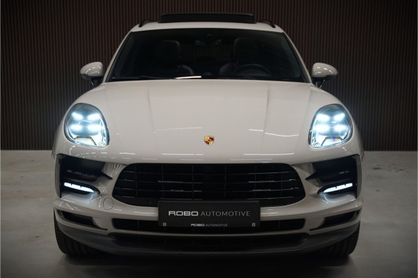 Porsche Macan 2.0 | Krijt Grijs | Panoramadak | Sportchrono | Memory Seats | Elektrische Stoelen 18 Weg Verstelbaar | Apple Carplay | PDLS LED | Luchtvering | Camera | Leer | Navigatie | Dodehoekdetectie | Cru
