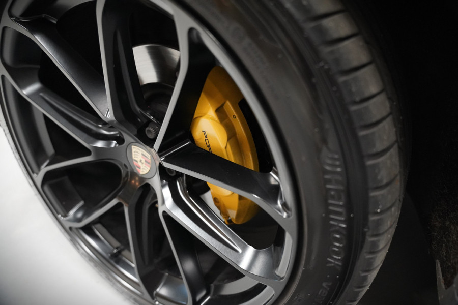 Porsche Macan 2.0 | Krijt Grijs | Panoramadak | Sportchrono | Memory Seats | Elektrische Stoelen 18 Weg Verstelbaar | Apple Carplay | PDLS LED | Luchtvering | Camera | Leer | Navigatie | Dodehoekdetectie | Cru