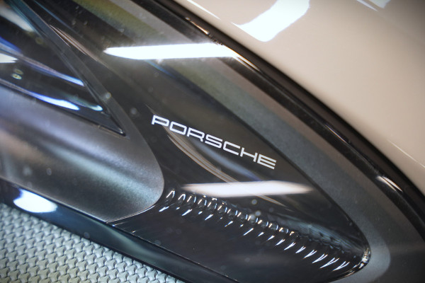 Porsche Macan 2.0 | Krijt Grijs | Panoramadak | Sportchrono | Memory Seats | Elektrische Stoelen 18 Weg Verstelbaar | Apple Carplay | PDLS LED | Luchtvering | Camera | Leer | Navigatie | Dodehoekdetectie | Cru