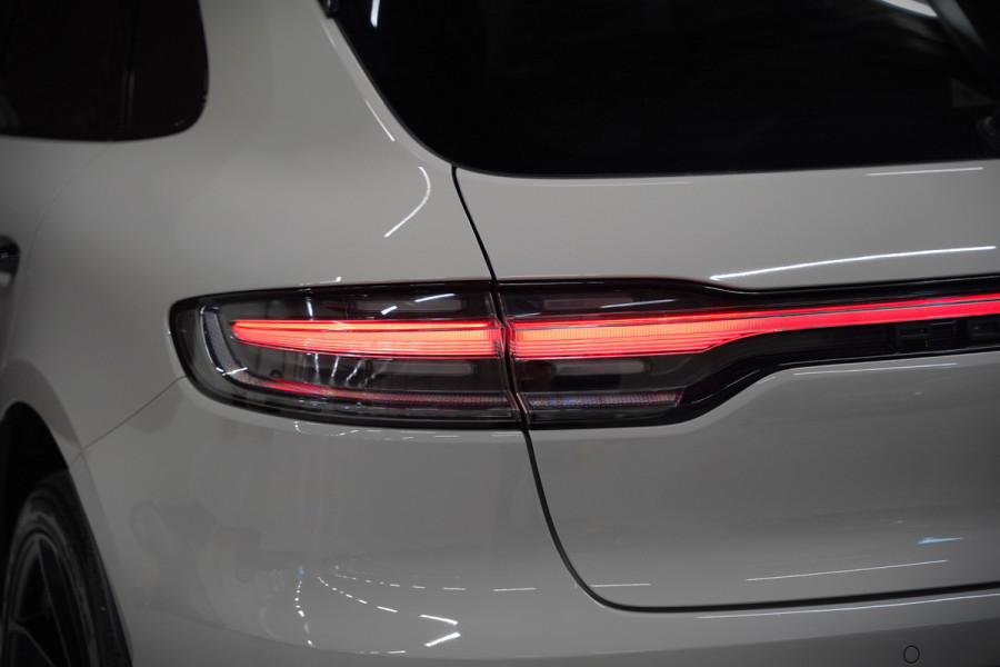 Porsche Macan 2.0 | Krijt Grijs | Panoramadak | Sportchrono | Memory Seats | Elektrische Stoelen 18 Weg Verstelbaar | Apple Carplay | PDLS LED | Luchtvering | Camera | Leer | Navigatie | Dodehoekdetectie | Cru