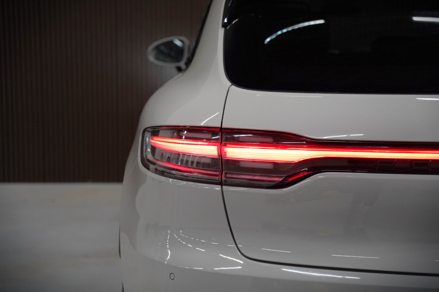 Porsche Macan 2.0 | Krijt Grijs | Panoramadak | Sportchrono | Memory Seats | Elektrische Stoelen 18 Weg Verstelbaar | Apple Carplay | PDLS LED | Luchtvering | Camera | Leer | Navigatie | Dodehoekdetectie | Cru