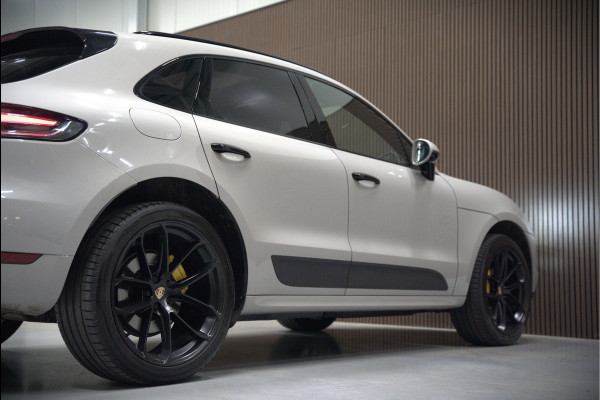 Porsche Macan 2.0 | Krijt Grijs | Panoramadak | Sportchrono | Memory Seats | Elektrische Stoelen 18 Weg Verstelbaar | Apple Carplay | PDLS LED | Luchtvering | Camera | Leer | Navigatie | Dodehoekdetectie | Cru