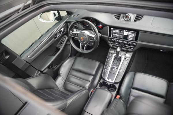 Porsche Macan 2.0 | Krijt Grijs | Panoramadak | Sportchrono | Memory Seats | Elektrische Stoelen 18 Weg Verstelbaar | Apple Carplay | PDLS LED | Luchtvering | Camera | Leer | Navigatie | Dodehoekdetectie | Cru