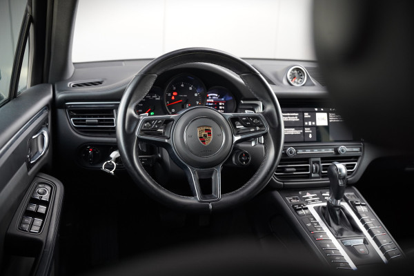 Porsche Macan 2.0 | Krijt Grijs | Panoramadak | Sportchrono | Memory Seats | Elektrische Stoelen 18 Weg Verstelbaar | Apple Carplay | PDLS LED | Luchtvering | Camera | Leer | Navigatie | Dodehoekdetectie | Cru