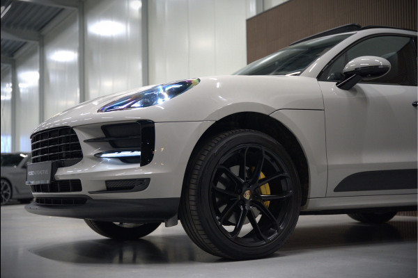Porsche Macan 2.0 | Krijt Grijs | Panoramadak | Sportchrono | Memory Seats | Elektrische Stoelen 18 Weg Verstelbaar | Apple Carplay | PDLS LED | Luchtvering | Camera | Leer | Navigatie | Dodehoekdetectie | Cru