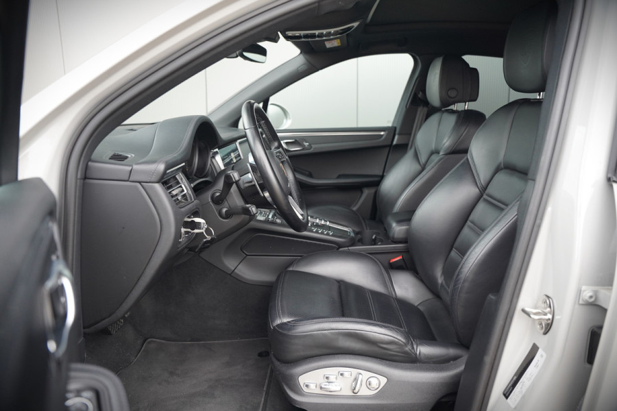 Porsche Macan 2.0 | Krijt Grijs | Panoramadak | Sportchrono | Memory Seats | Elektrische Stoelen 18 Weg Verstelbaar | Apple Carplay | PDLS LED | Luchtvering | Camera | Leer | Navigatie | Dodehoekdetectie | Cru