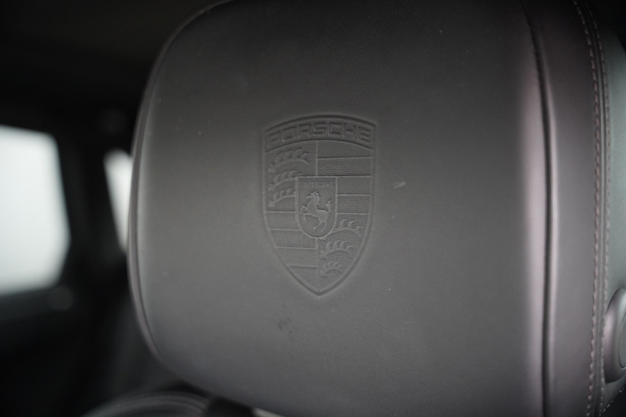 Porsche Macan 2.0 | Krijt Grijs | Panoramadak | Sportchrono | Memory Seats | Elektrische Stoelen 18 Weg Verstelbaar | Apple Carplay | PDLS LED | Luchtvering | Camera | Leer | Navigatie | Dodehoekdetectie | Cru