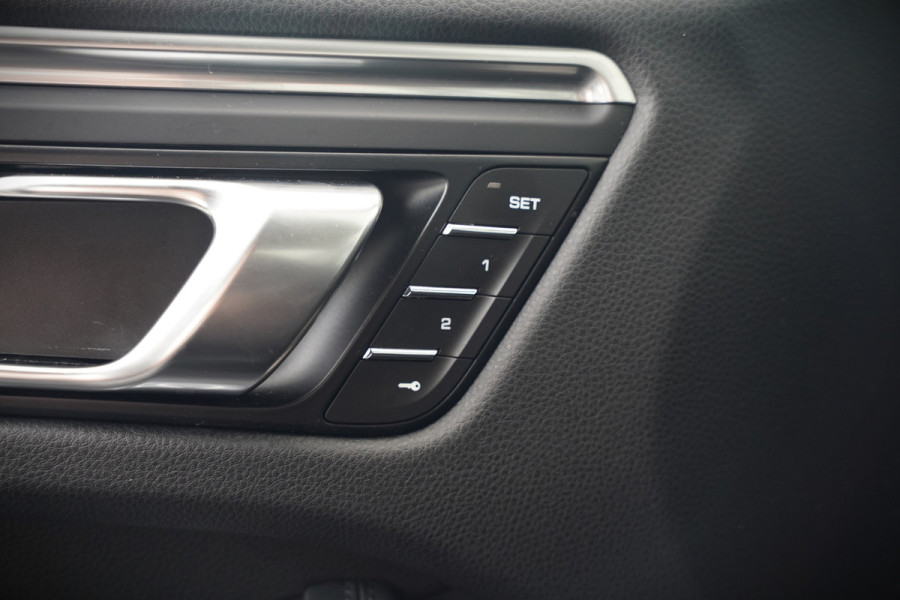 Porsche Macan 2.0 | Krijt Grijs | Panoramadak | Sportchrono | Memory Seats | Elektrische Stoelen 18 Weg Verstelbaar | Apple Carplay | PDLS LED | Luchtvering | Camera | Leer | Navigatie | Dodehoekdetectie | Cru