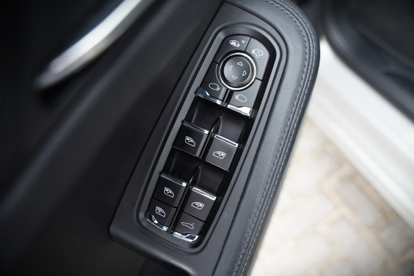 Porsche Macan 2.0 | Krijt Grijs | Panoramadak | Sportchrono | Memory Seats | Elektrische Stoelen 18 Weg Verstelbaar | Apple Carplay | PDLS LED | Luchtvering | Camera | Leer | Navigatie | Dodehoekdetectie | Cru