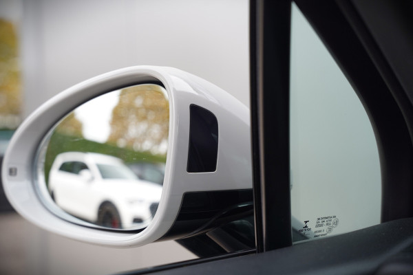 Porsche Macan 2.0 | Krijt Grijs | Panoramadak | Sportchrono | Memory Seats | Elektrische Stoelen 18 Weg Verstelbaar | Apple Carplay | PDLS LED | Luchtvering | Camera | Leer | Navigatie | Dodehoekdetectie | Cru