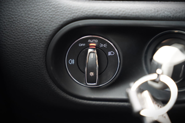 Porsche Macan 2.0 | Krijt Grijs | Panoramadak | Sportchrono | Memory Seats | Elektrische Stoelen 18 Weg Verstelbaar | Apple Carplay | PDLS LED | Luchtvering | Camera | Leer | Navigatie | Dodehoekdetectie | Cru