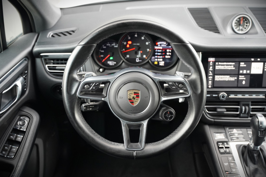 Porsche Macan 2.0 | Krijt Grijs | Panoramadak | Sportchrono | Memory Seats | Elektrische Stoelen 18 Weg Verstelbaar | Apple Carplay | PDLS LED | Luchtvering | Camera | Leer | Navigatie | Dodehoekdetectie | Cru