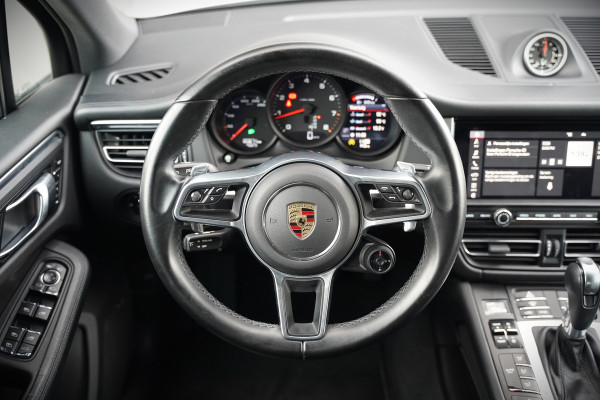 Porsche Macan 2.0 | Krijt Grijs | Panoramadak | Sportchrono | Memory Seats | Elektrische Stoelen 18 Weg Verstelbaar | Apple Carplay | PDLS LED | Luchtvering | Camera | Leer | Navigatie | Dodehoekdetectie | Cru