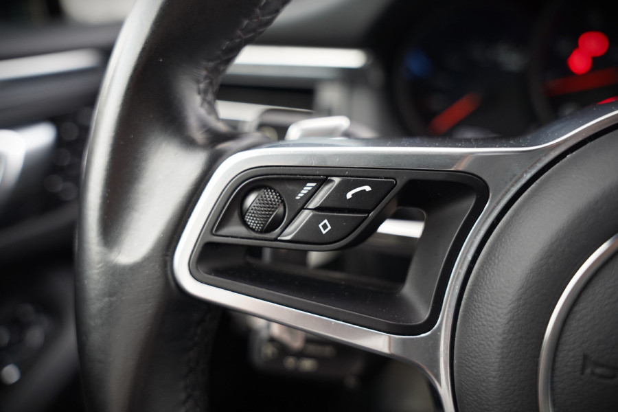 Porsche Macan 2.0 | Krijt Grijs | Panoramadak | Sportchrono | Memory Seats | Elektrische Stoelen 18 Weg Verstelbaar | Apple Carplay | PDLS LED | Luchtvering | Camera | Leer | Navigatie | Dodehoekdetectie | Cru