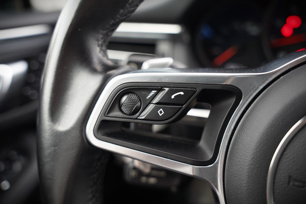 Porsche Macan 2.0 | Krijt Grijs | Panoramadak | Sportchrono | Memory Seats | Elektrische Stoelen 18 Weg Verstelbaar | Apple Carplay | PDLS LED | Luchtvering | Camera | Leer | Navigatie | Dodehoekdetectie | Cru