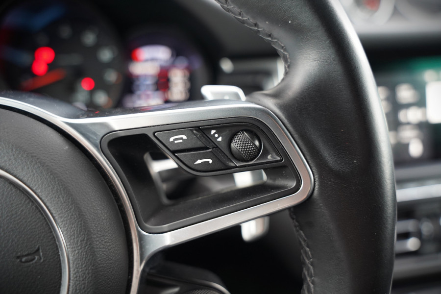 Porsche Macan 2.0 | Krijt Grijs | Panoramadak | Sportchrono | Memory Seats | Elektrische Stoelen 18 Weg Verstelbaar | Apple Carplay | PDLS LED | Luchtvering | Camera | Leer | Navigatie | Dodehoekdetectie | Cru