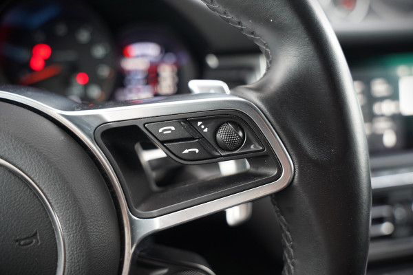 Porsche Macan 2.0 | Krijt Grijs | Panoramadak | Sportchrono | Memory Seats | Elektrische Stoelen 18 Weg Verstelbaar | Apple Carplay | PDLS LED | Luchtvering | Camera | Leer | Navigatie | Dodehoekdetectie | Cru