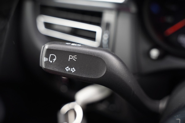 Porsche Macan 2.0 | Krijt Grijs | Panoramadak | Sportchrono | Memory Seats | Elektrische Stoelen 18 Weg Verstelbaar | Apple Carplay | PDLS LED | Luchtvering | Camera | Leer | Navigatie | Dodehoekdetectie | Cru