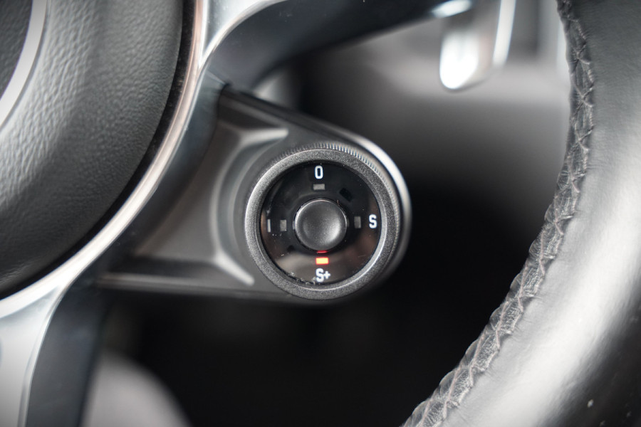 Porsche Macan 2.0 | Krijt Grijs | Panoramadak | Sportchrono | Memory Seats | Elektrische Stoelen 18 Weg Verstelbaar | Apple Carplay | PDLS LED | Luchtvering | Camera | Leer | Navigatie | Dodehoekdetectie | Cru