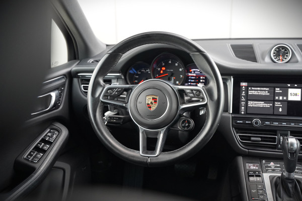 Porsche Macan 2.0 | Krijt Grijs | Panoramadak | Sportchrono | Memory Seats | Elektrische Stoelen 18 Weg Verstelbaar | Apple Carplay | PDLS LED | Luchtvering | Camera | Leer | Navigatie | Dodehoekdetectie | Cru